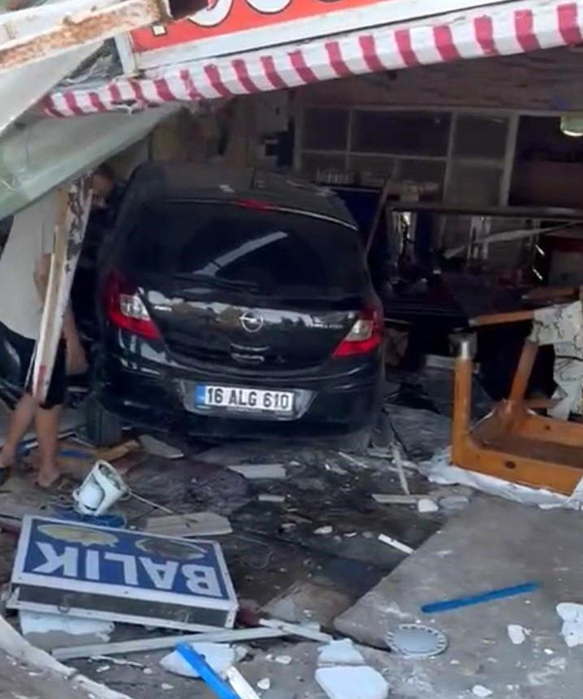 Mersin'de Kontrolden Çıkan Otomobil Lokantaya Girdi: 2 Yaralı
