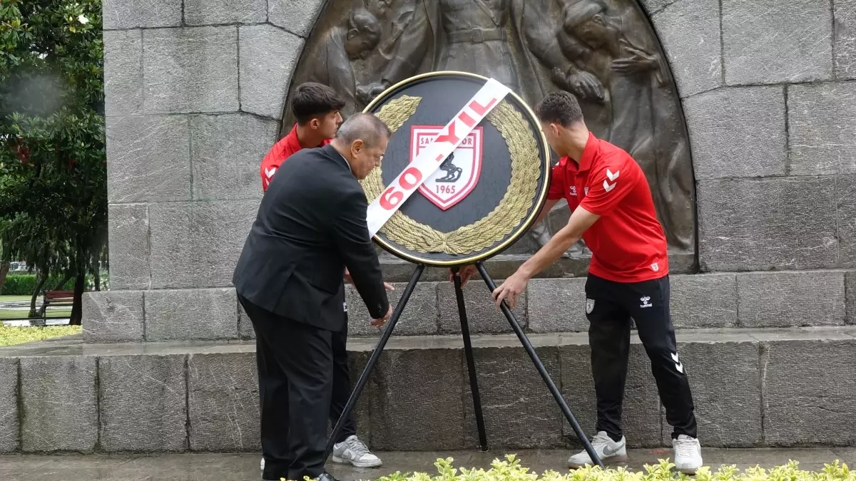 Samsunspor 60. kuruluş yılını Atatürk Anıtı'nda kutladı