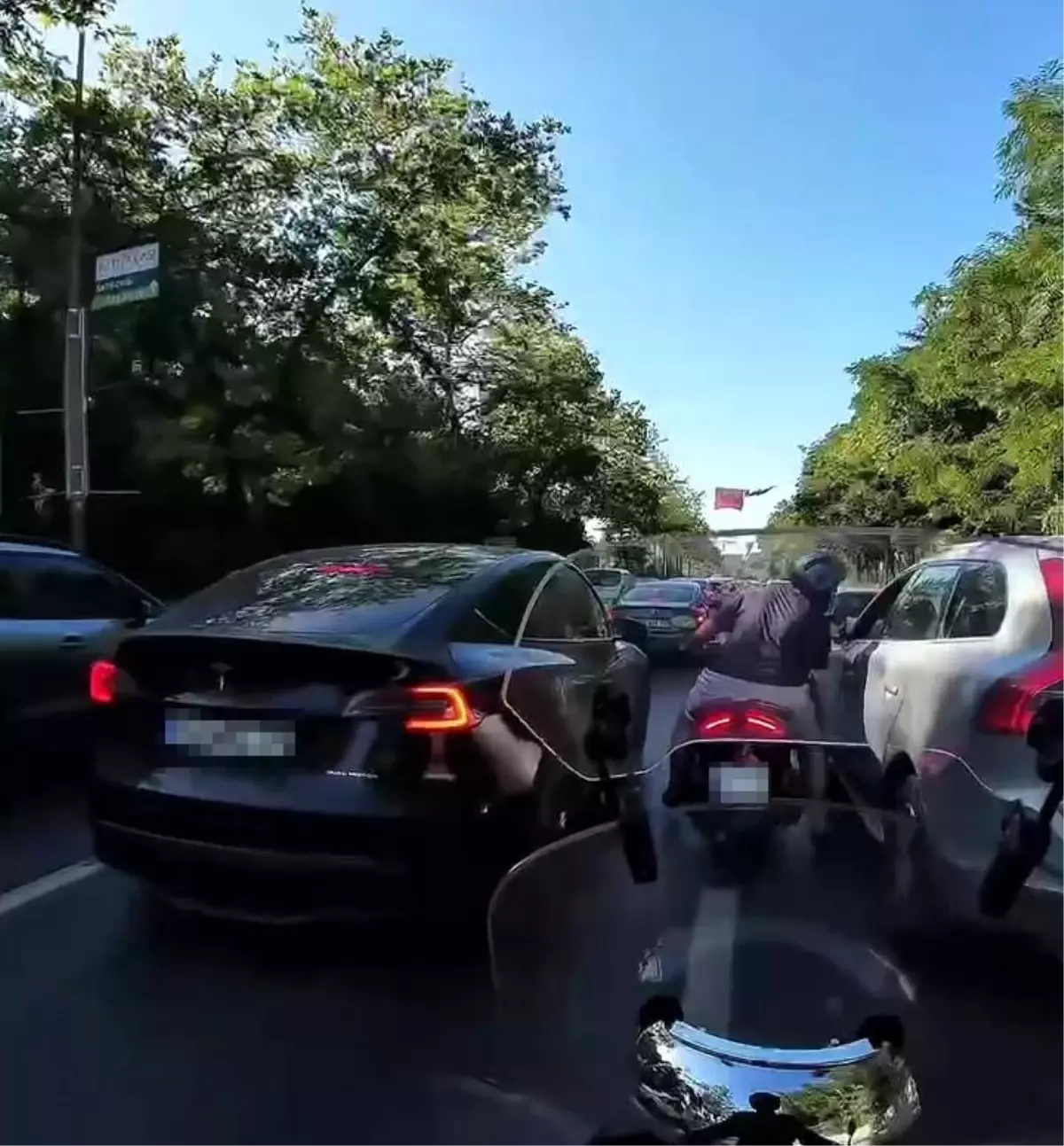 İstanbul'da Motosiklet Sürücüsünden Tükürükle Tepki