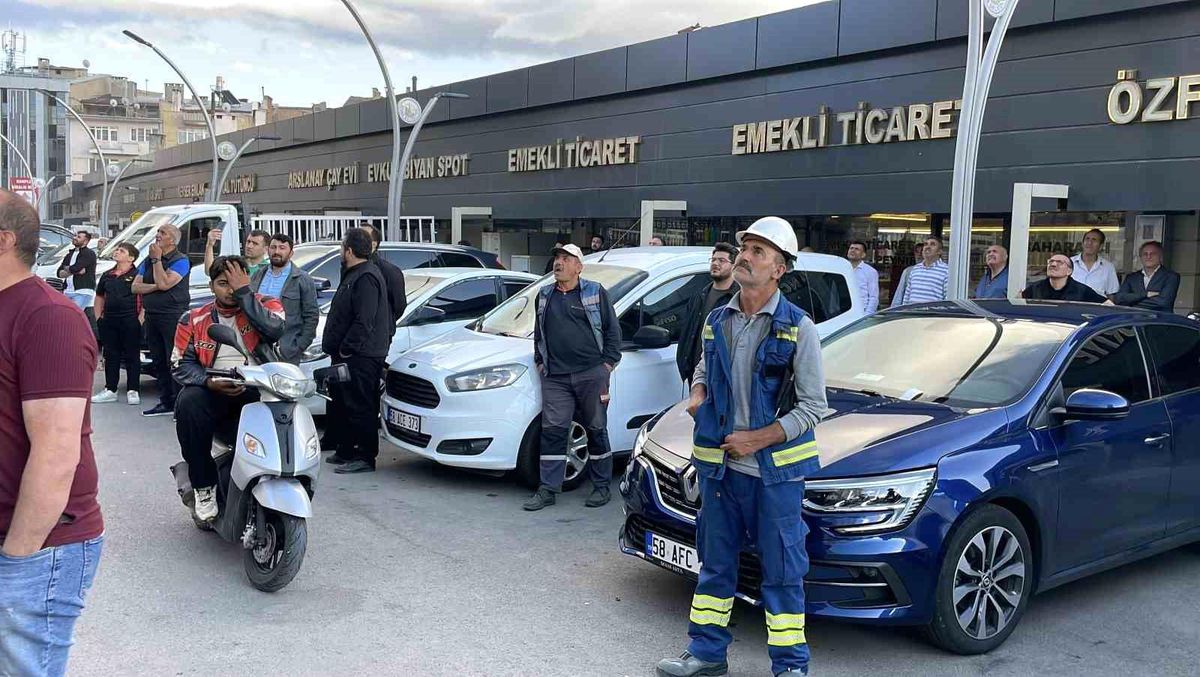 Sivas'ta Çatı Katında Yangın Paniği