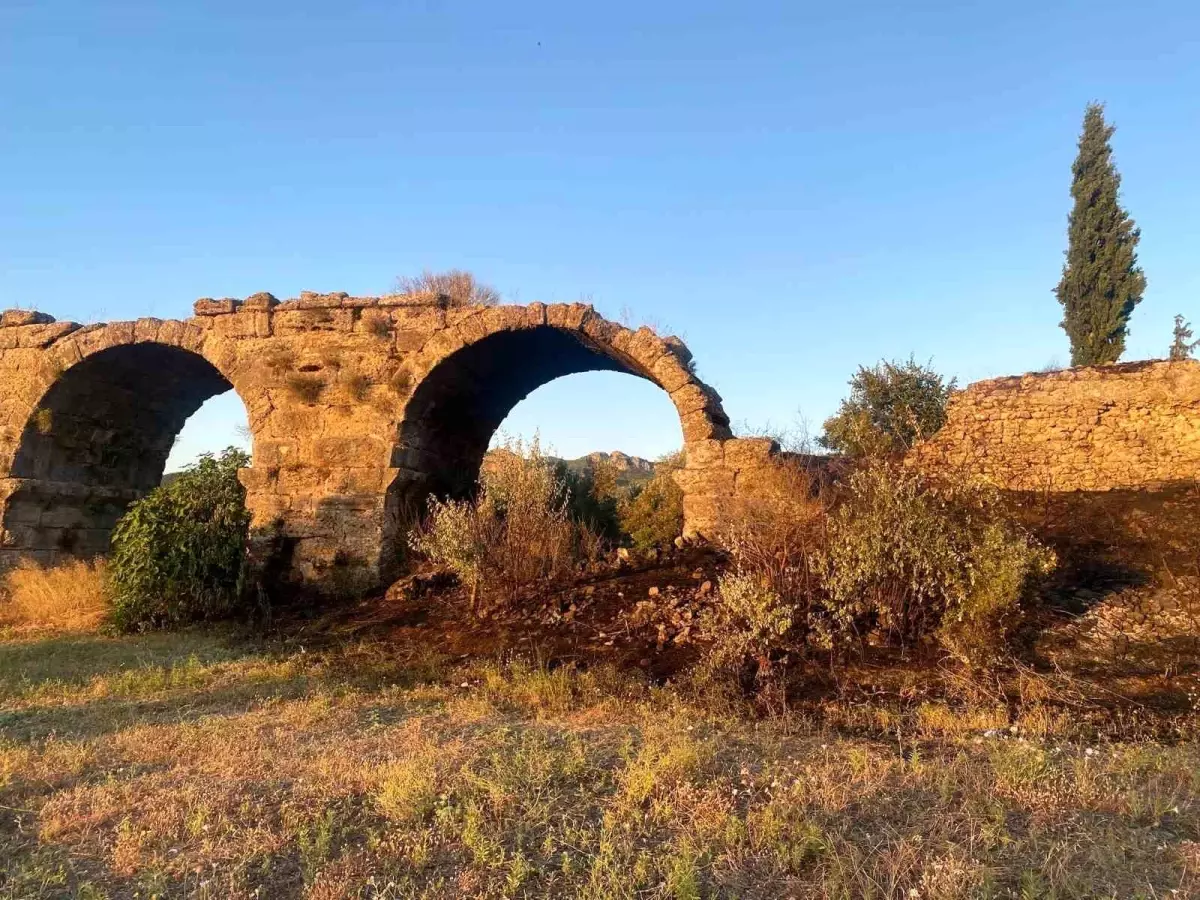 Aspendos Su Kemerleri Yakınında Yangın Kontrol Altına Alındı