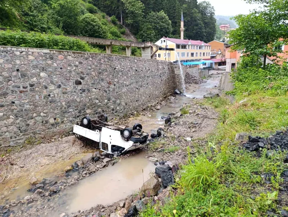 Trabzon'da Kamyonet Dereye Uçtu: 2 Yaralı