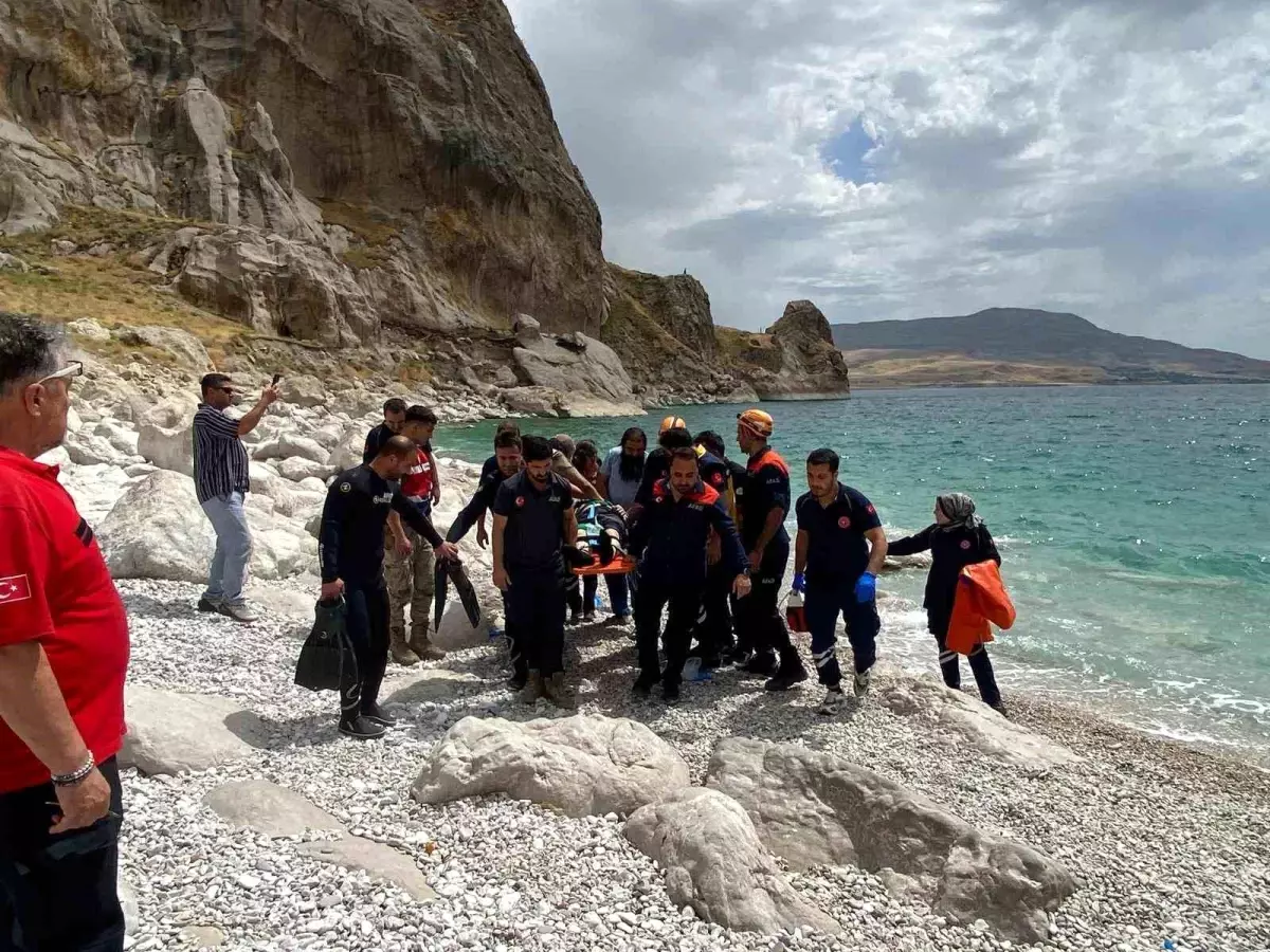Van Gölü'nde Boğulan 14 Yaşındaki Çocuk Hayatını Kaybetti