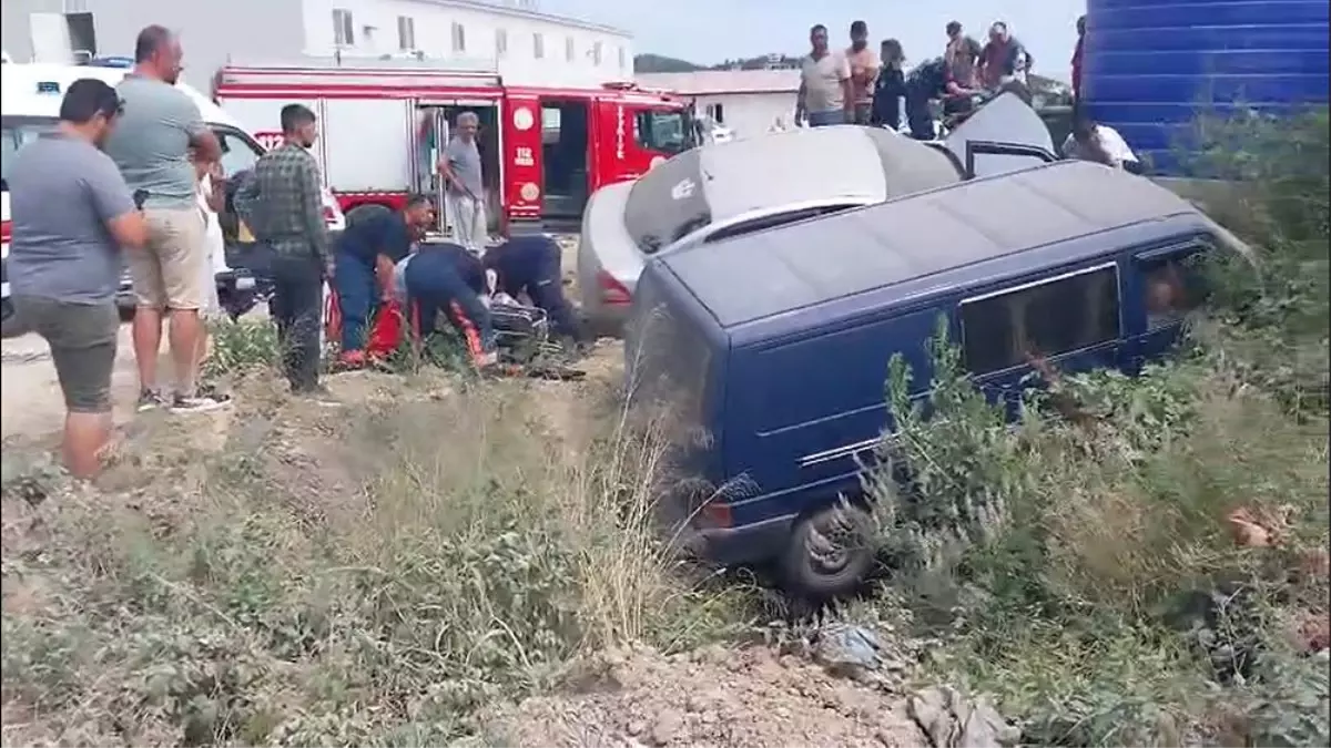 Yalova'da Otomobil ve Minibüs Çarpıştı: 3 Yaralı