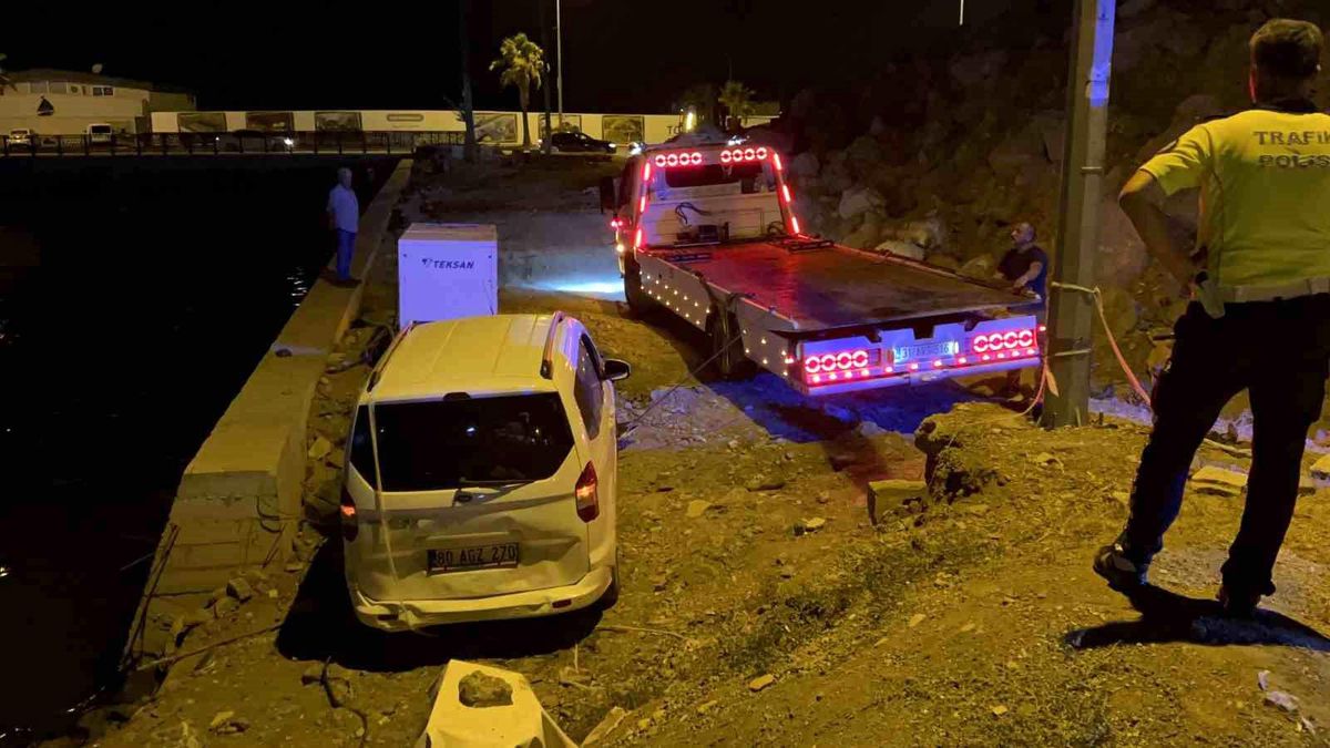 Hatay'da Deprem Enkazına Uçan Araç Kazası