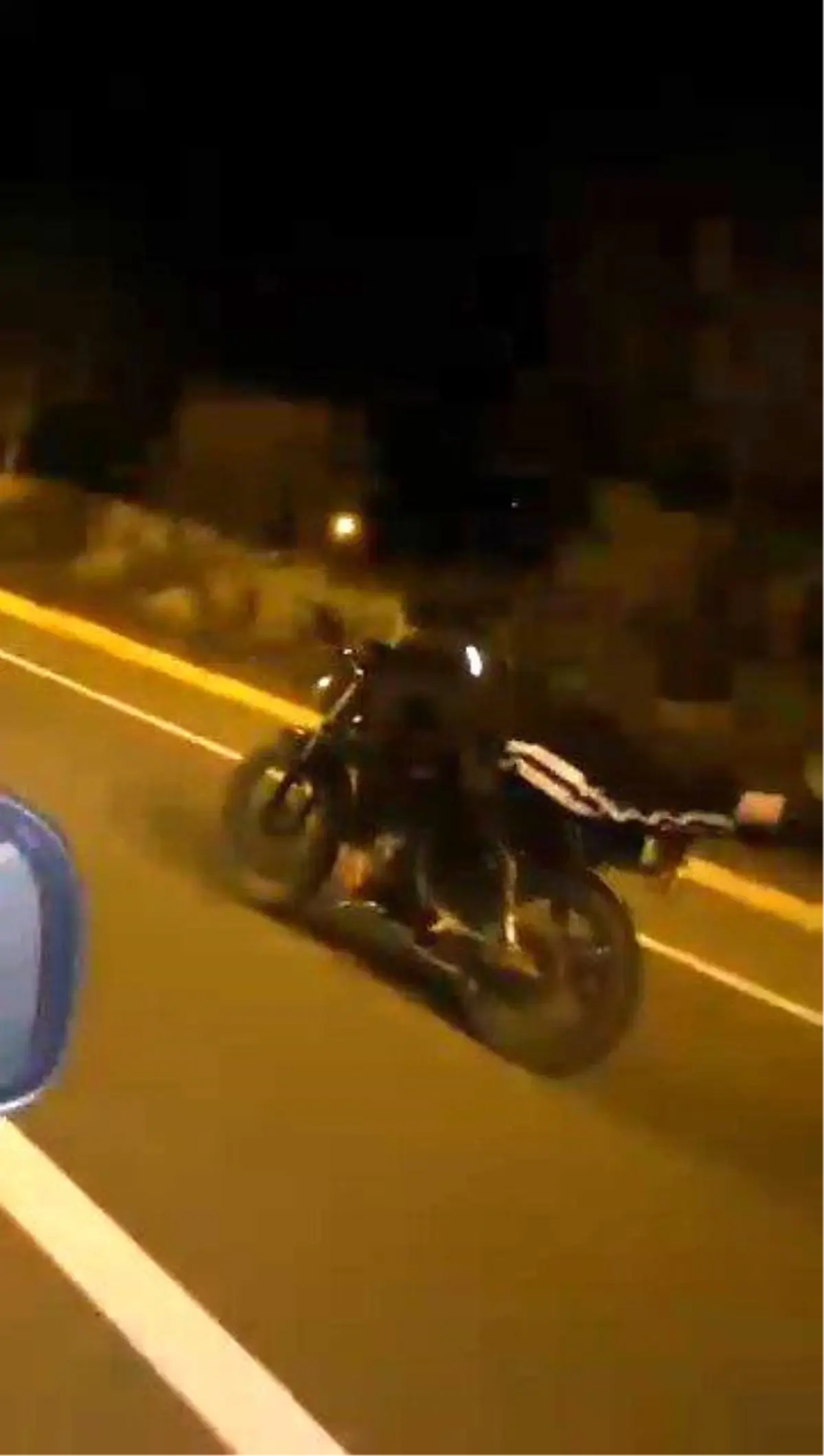 Yüzüstü Motosiklet Kullanan Sürücü Sosyal Medyada Gündem Oldu