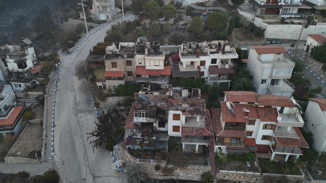 Fires continue in 3 provinces! Many houses turned to ashes, the power line exploded like a bomb