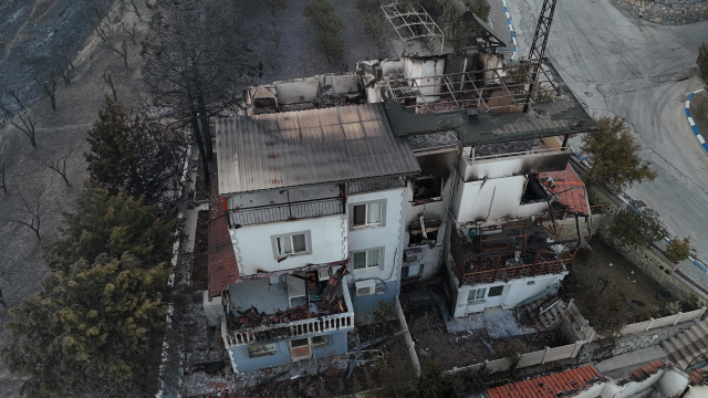 Fires continue in 3 provinces! Many houses turned to ashes, the power line exploded like a bomb