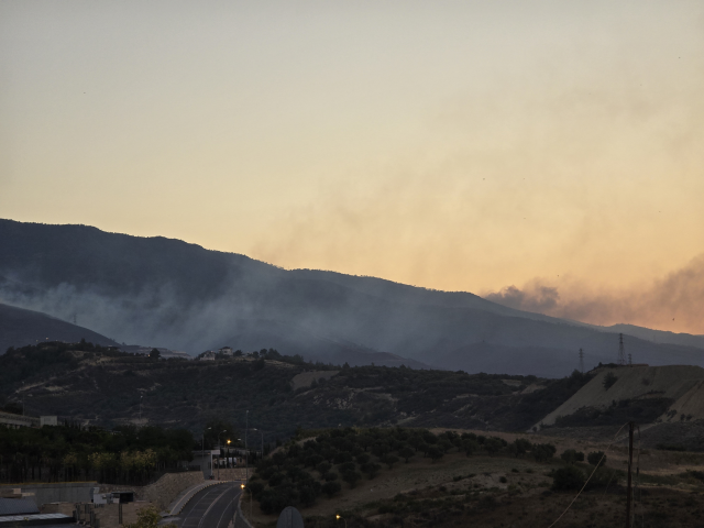 Fires continue in 3 provinces! Many houses turned to ashes, the power line exploded like a bomb