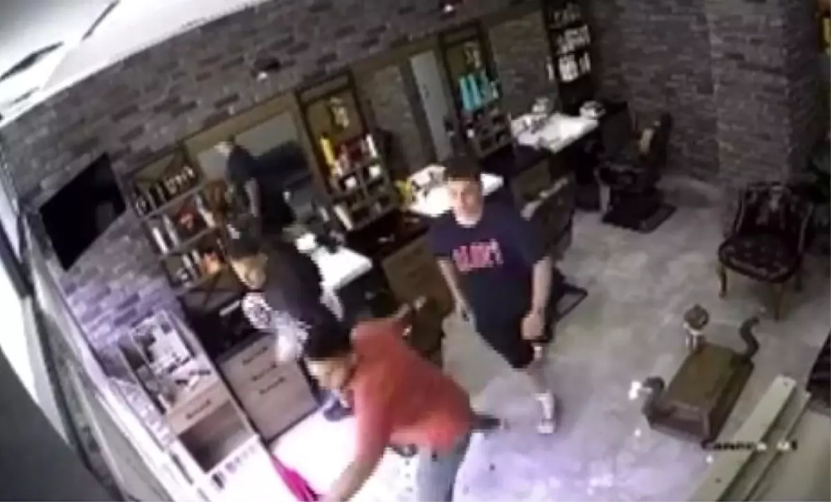 Gemlik'te Deprem Anında Berberde Panik!