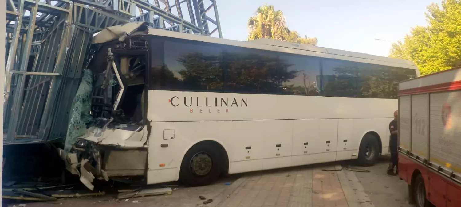 Antalya'da Zincirleme Kaza: 26 Yaralı