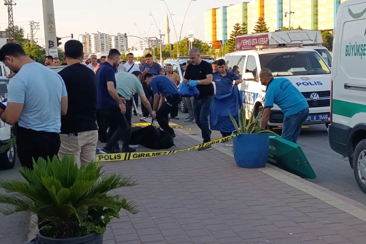 Boşanmasından sorumlu tuttuğu kadını yaralayıp intihar etti
