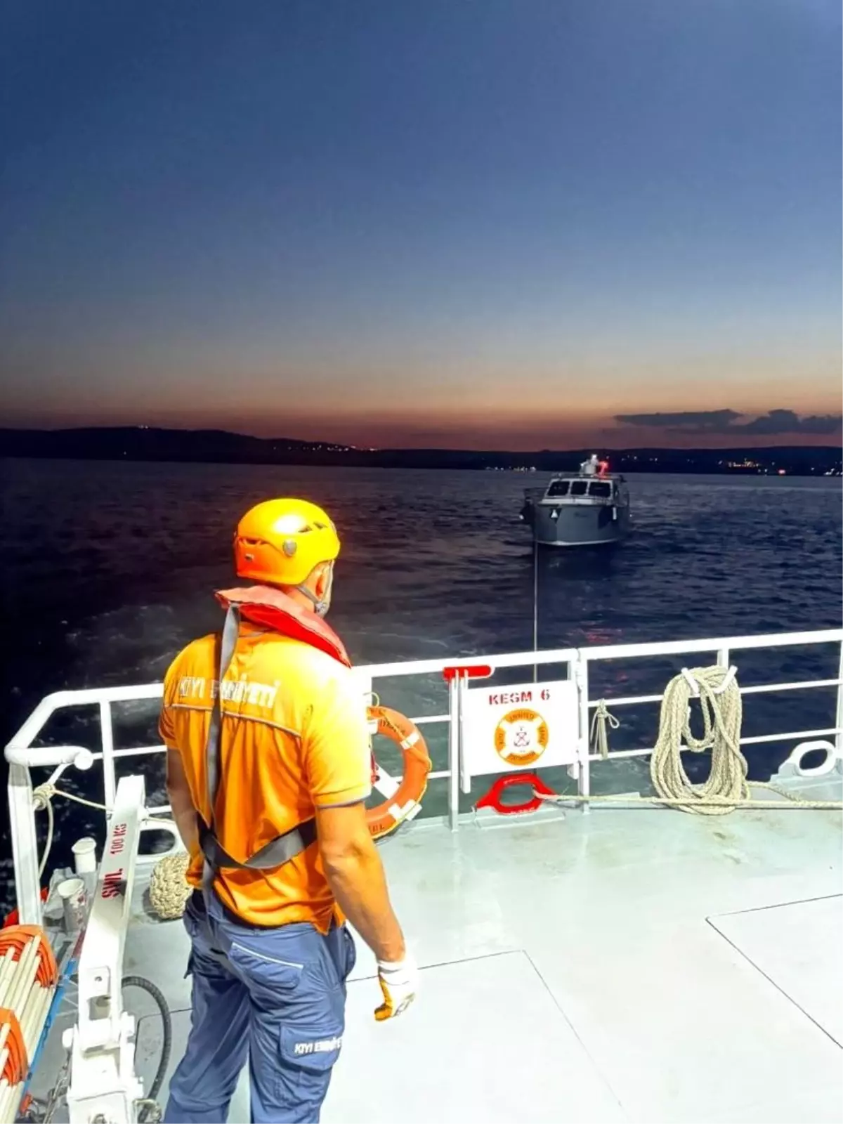 Çanakkale Boğazı'nda Sürüklenen Tekne Kurtarıldı