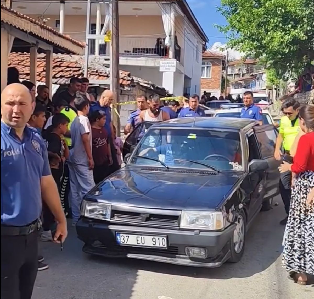 Ehliyetsiz Sürücü, 'Dur' İhtarına Uymayıp 4 Araca Çarptı