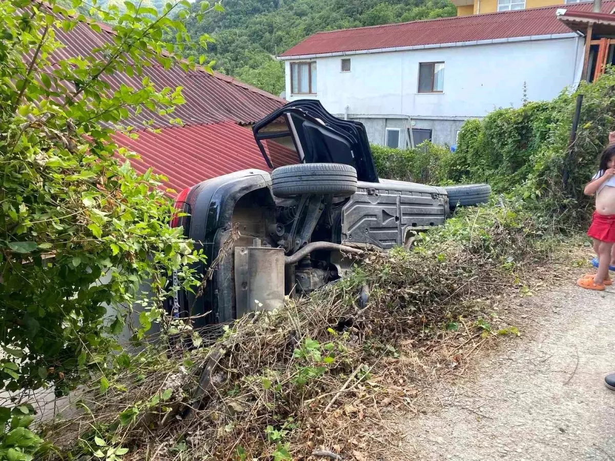 Sinop'ta Yabancı Plakalı Araç Ev Boşluğuna Düştü