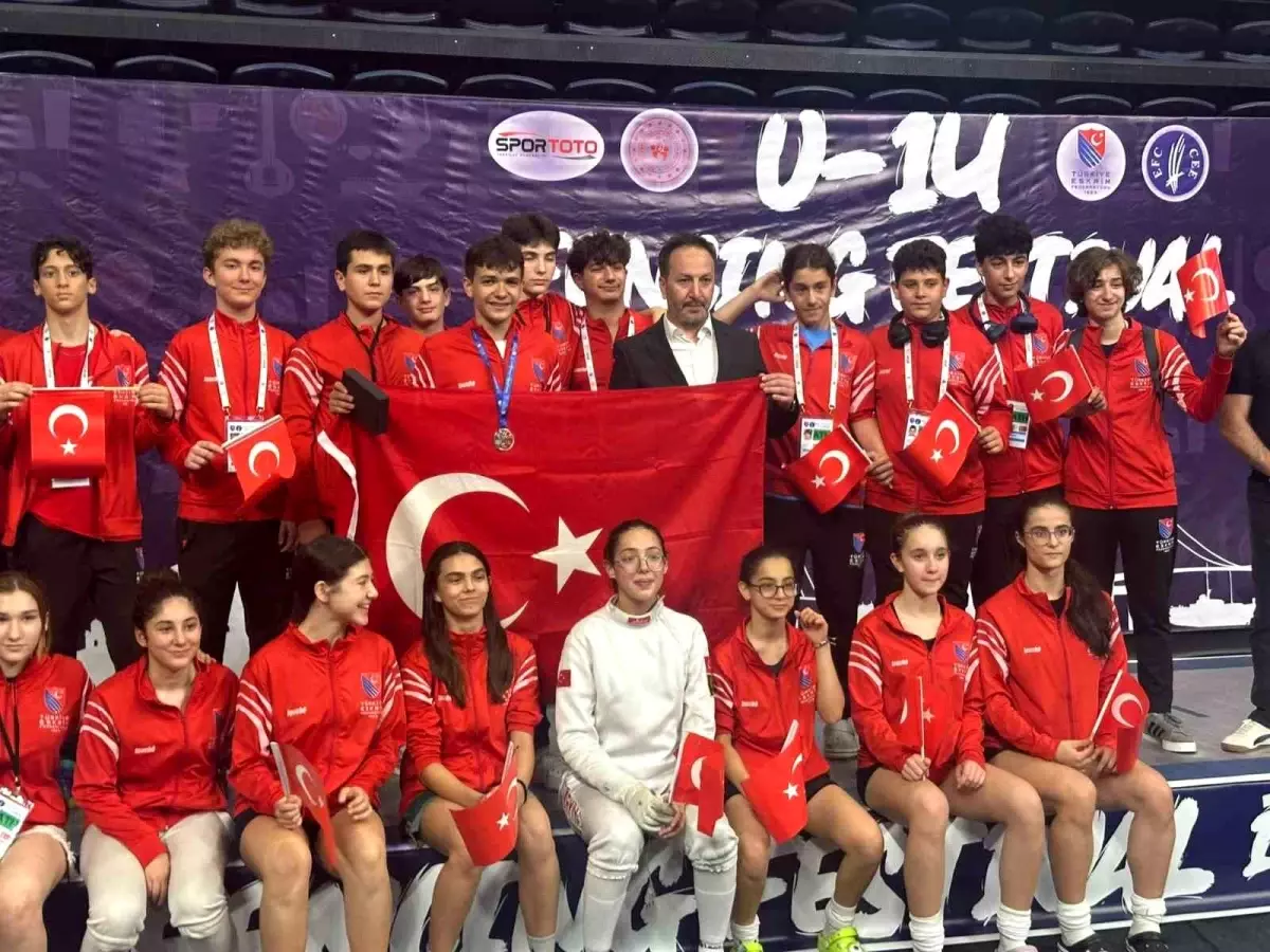 Semi Mermutoğlu, U14 Eskrim Festivali'nde Gümüş Madalya Kazandı