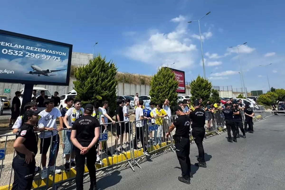 Fenerbahçe'de Jhon Duran'ı karşılamaya gelen taraftarın sayısı gündem oldu