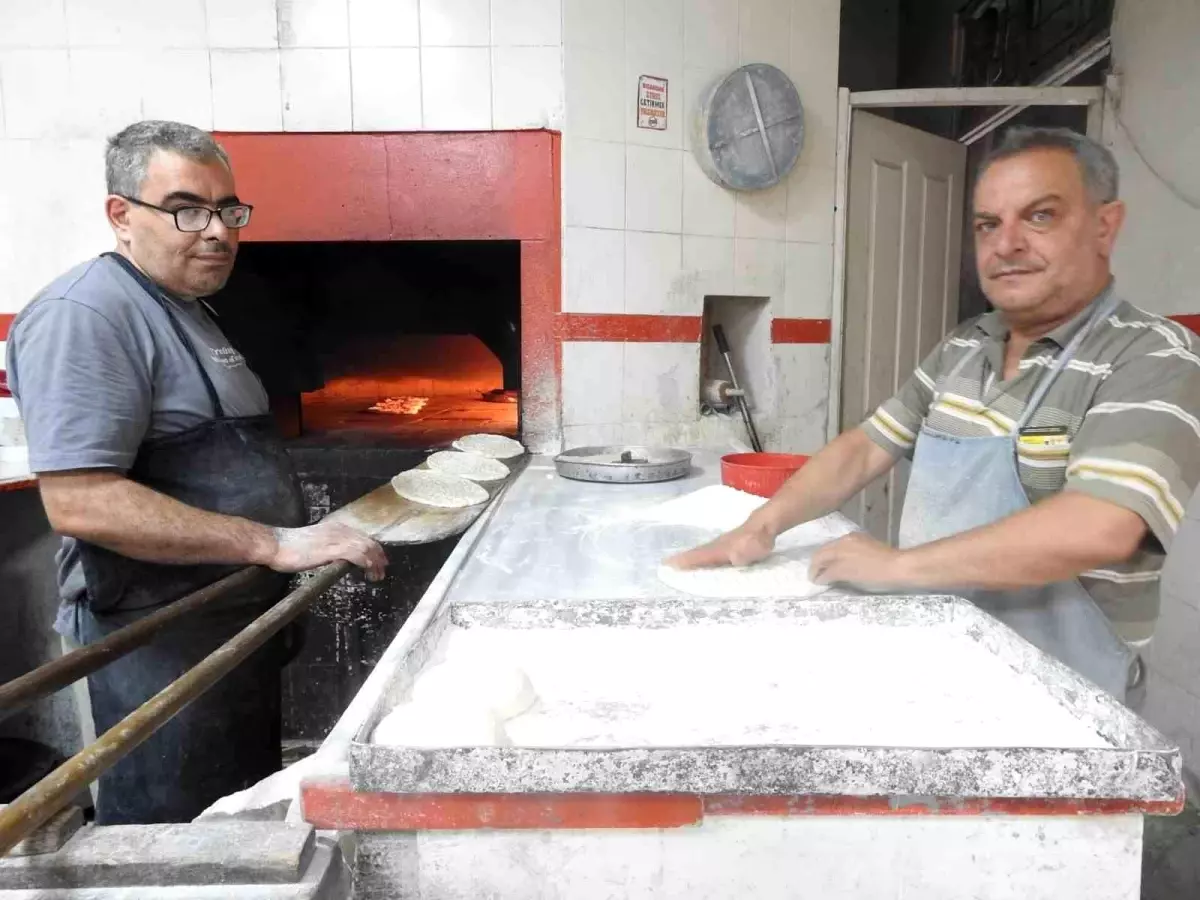 Kilis'te Fırın Çalışanları Sıcak Hava ile Mücadele Ediyor