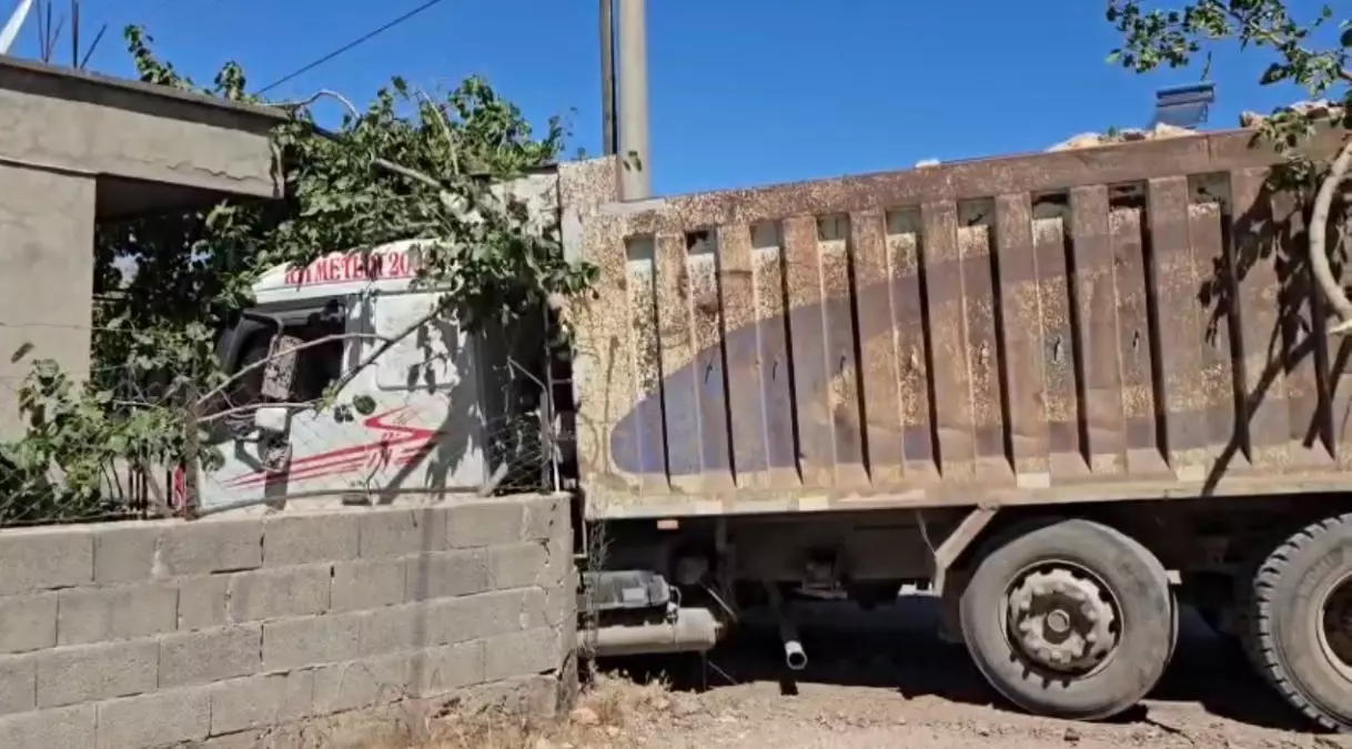 Adana'da Freni Boşalan Kamyon Ev Duvarına Çarptı