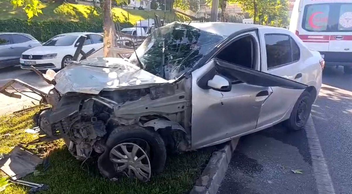 Gaziantep'te refüjdeki demirlere çarpan otomobilde 2 kişi yaralandı