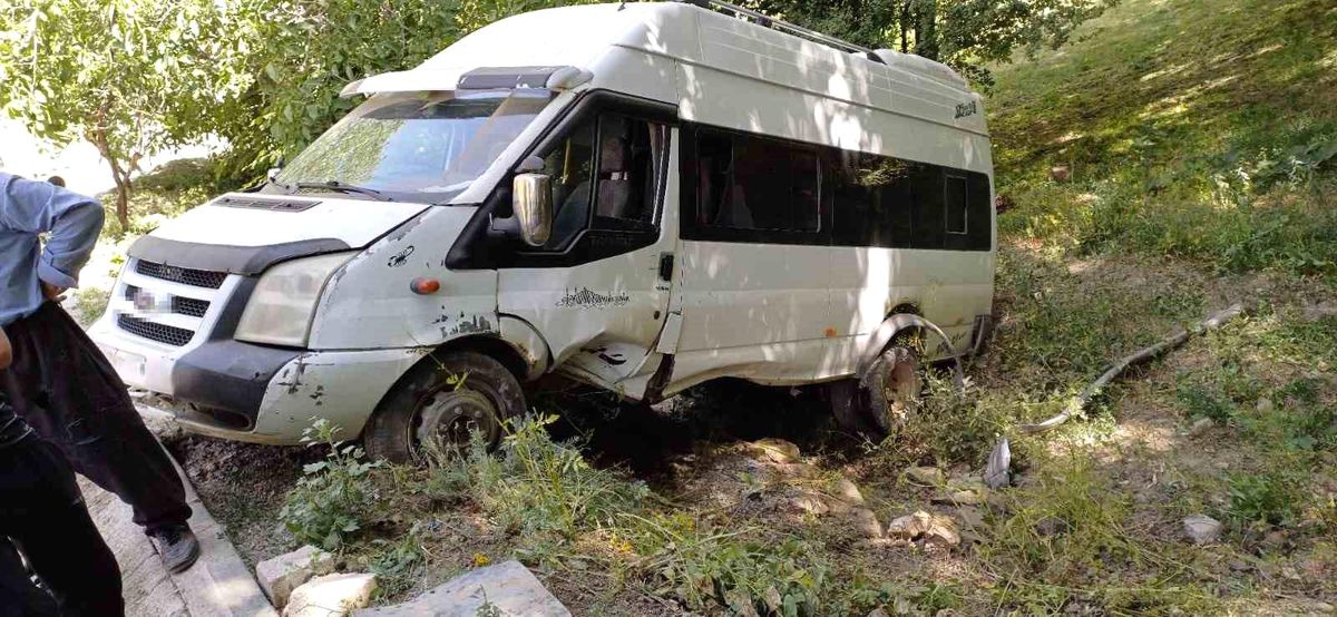 Hakkari'de Ot Biçmeye Gidenleri Taşıyan Minibüs Takla Attı: 7 Yaralı