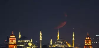İstanbul'da hilal camileri süsledi