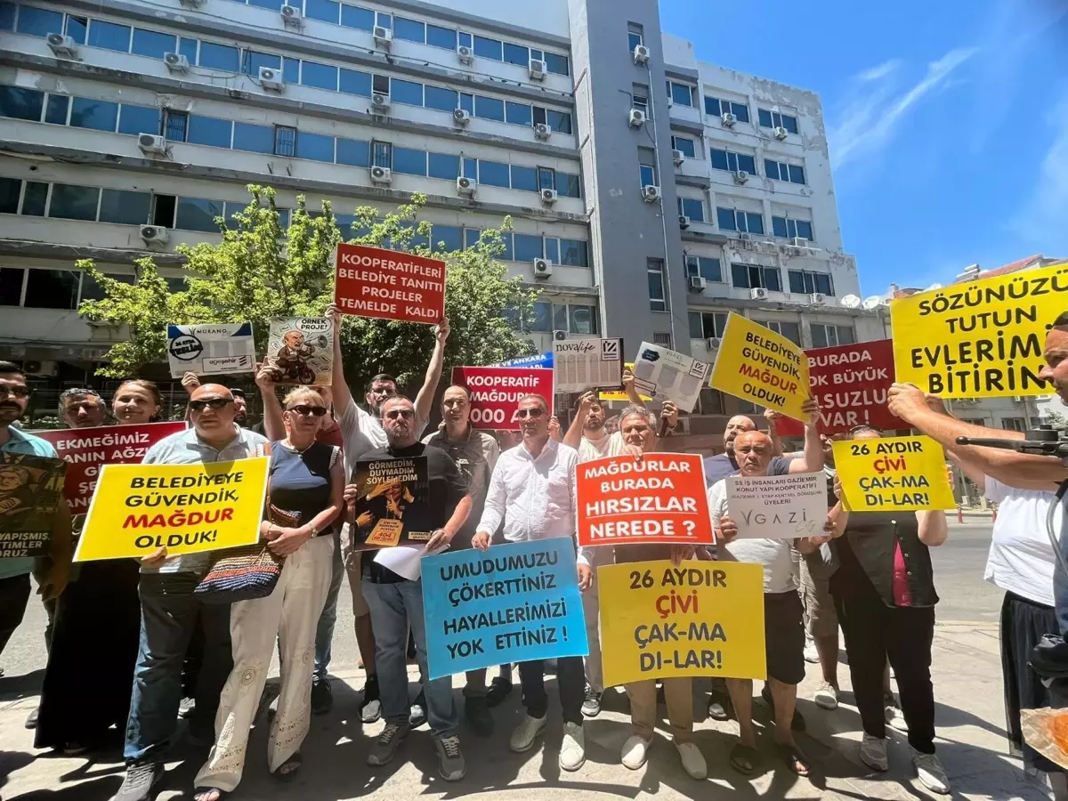 İzmir Kooperatif Mağdurları Birliği Emniyet Önünde Toplandı