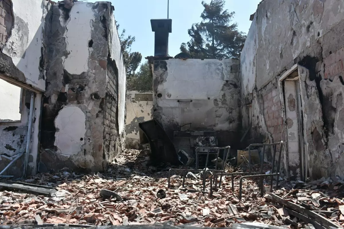 İzmir'deki Orman Yangınında 100'e Yakın Ev Zarar Gördü