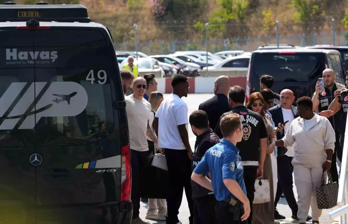 Fenerbahçe, Kolombiyalı Forvet Jhon Duran'ı İstanbul'a Getirdi
