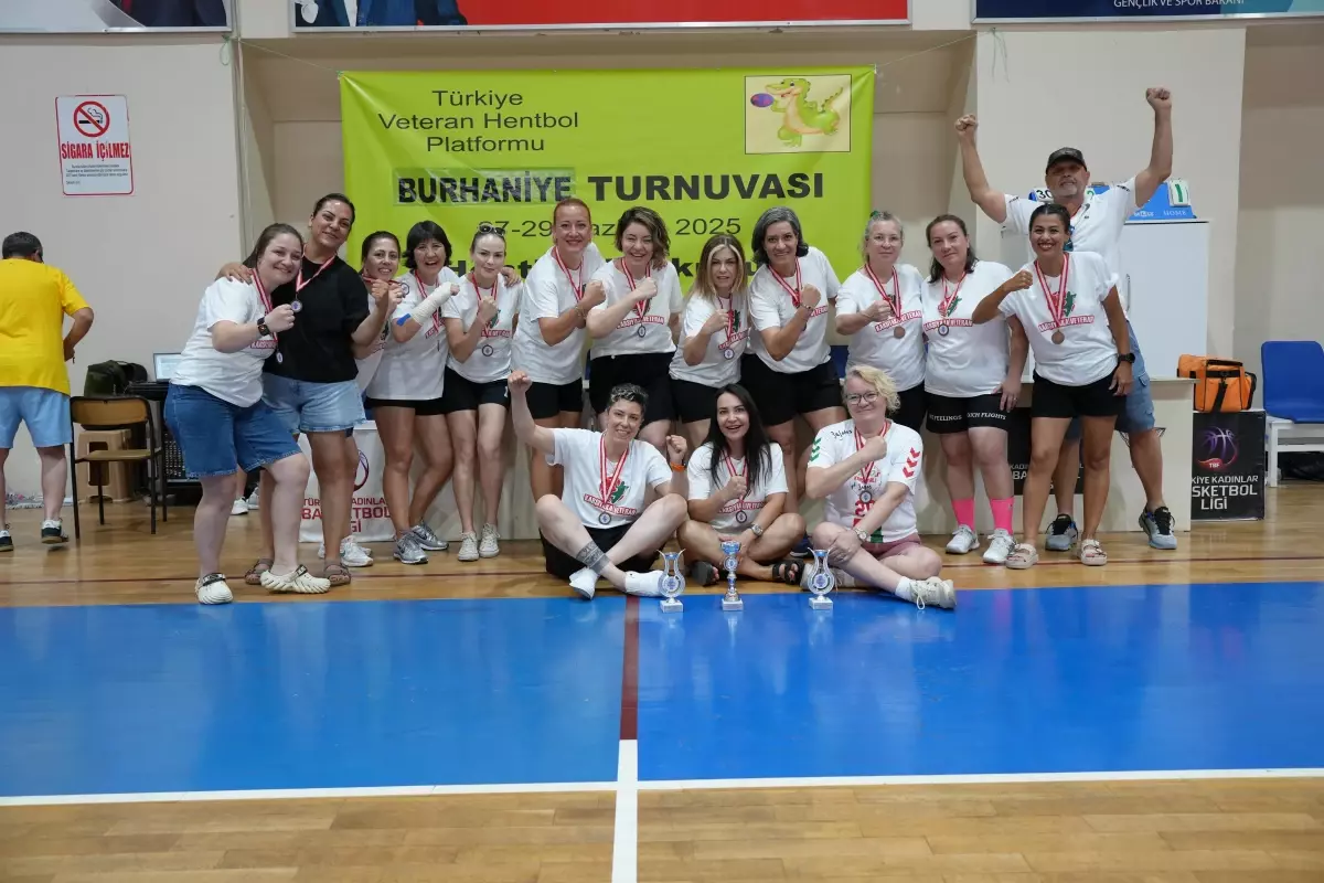 Karşıyaka Veteran Hentbol Takımı Burhaniye Turnuvası'nda Namağlup Şampiyonluğu Elde Etti