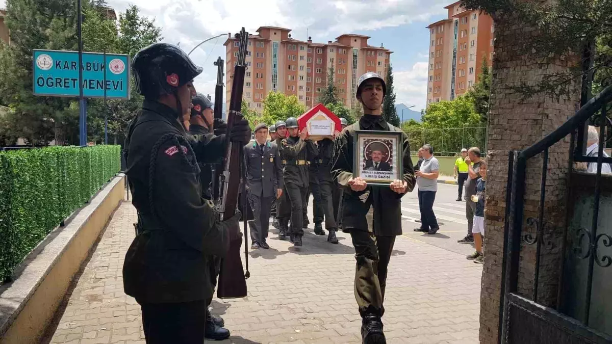 Karabük'te Kıbrıs Gazisi Hikmet Kapanşahin İçin Cenaze Töreni Düzenlendi