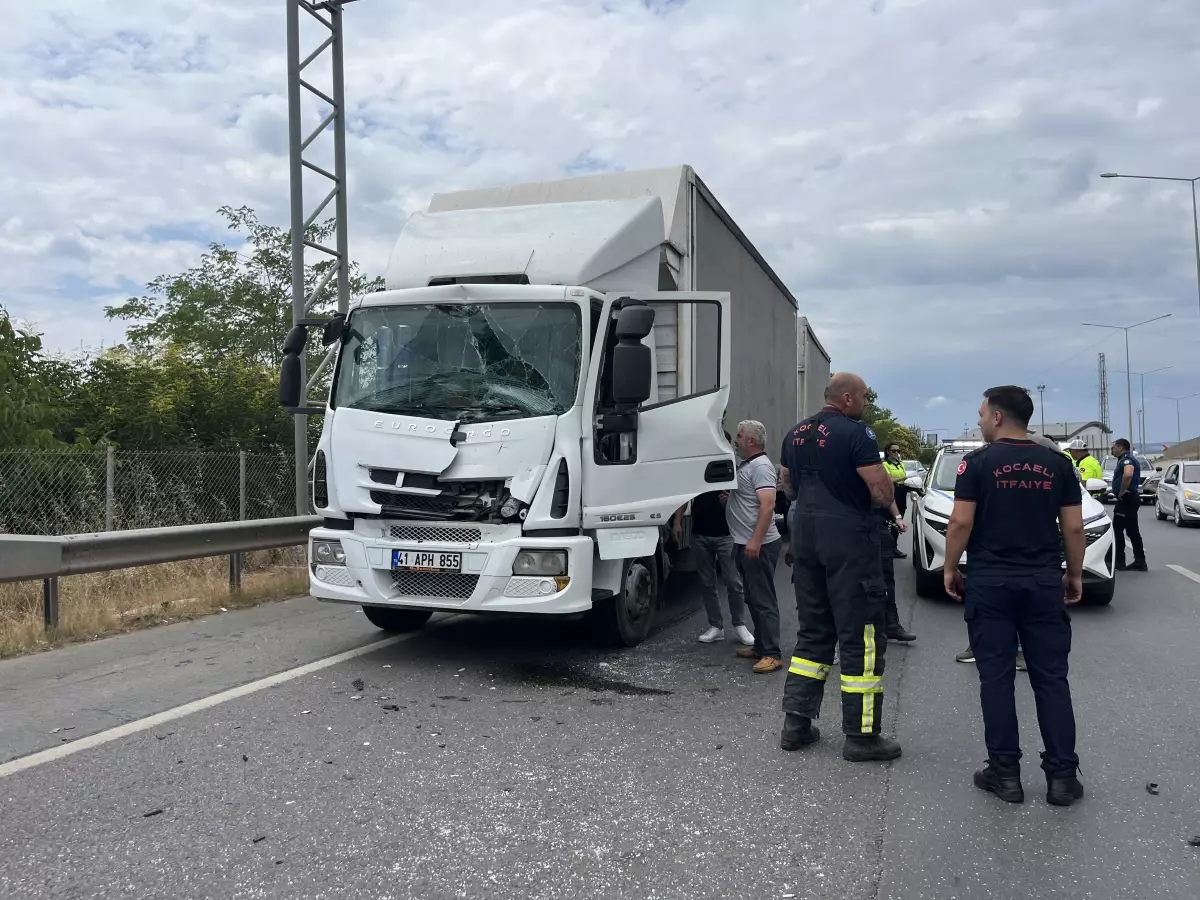 Kocaeli'de TIR ile Kamyon Çarpıştı: Şoför Yaralandı