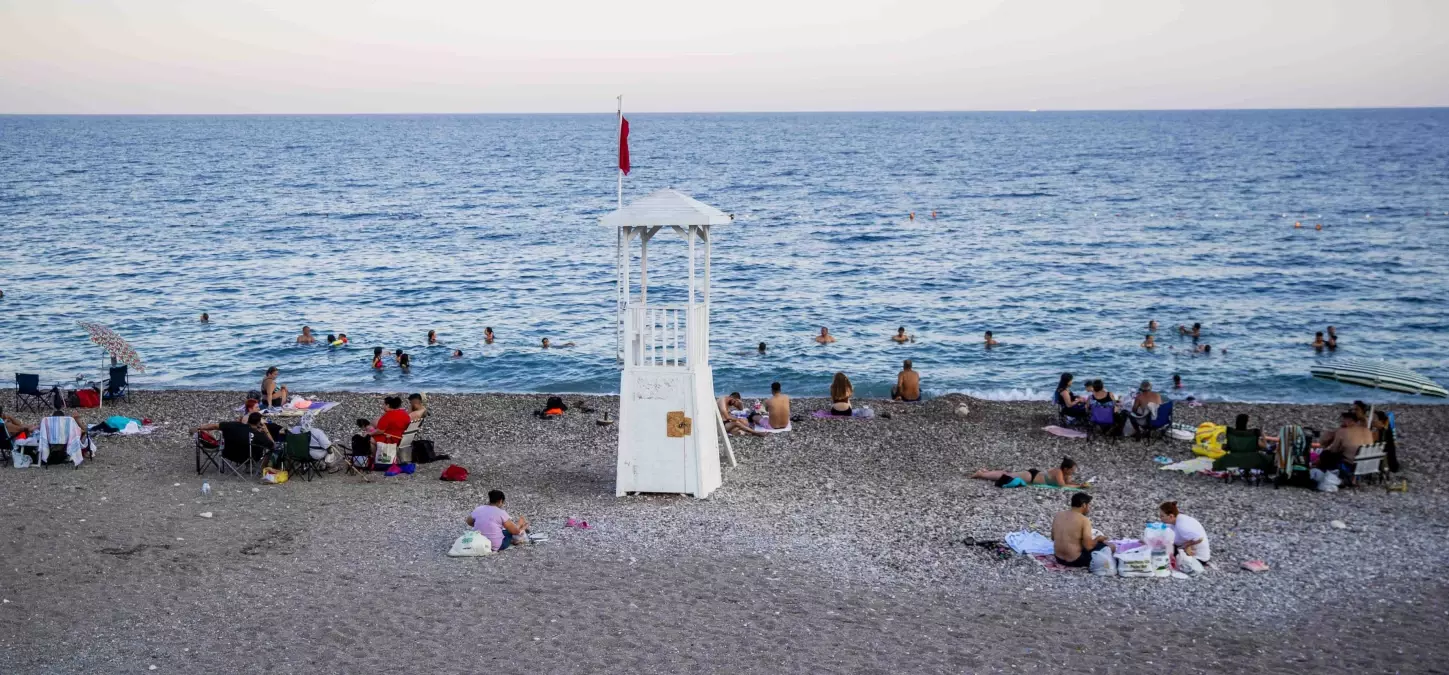 Antalya Konyaaltı Sahili'nde Akşam Cankurtaran ve Aydınlatma Eksikliği