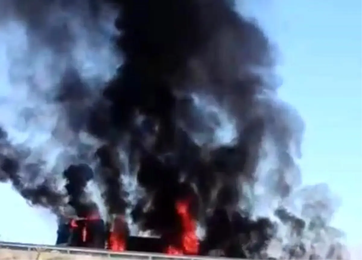 Malatya'da Tır Yangını: Lastiği Patlayan Araç Alev Aldı