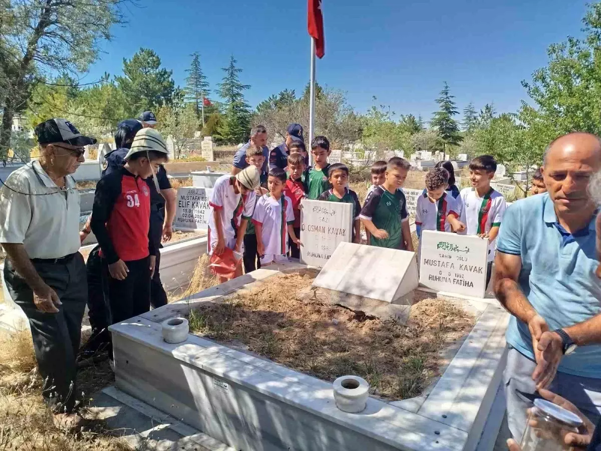 Öğretmen; Çanakkale'den getirdiği toprağı gazilerin mezarlarına bıraktı