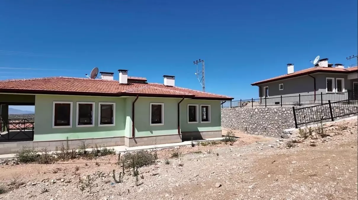 Osmaniye'de Depremzede Ailelere 89 Köy Evinin Anahtarı Teslim Edildi