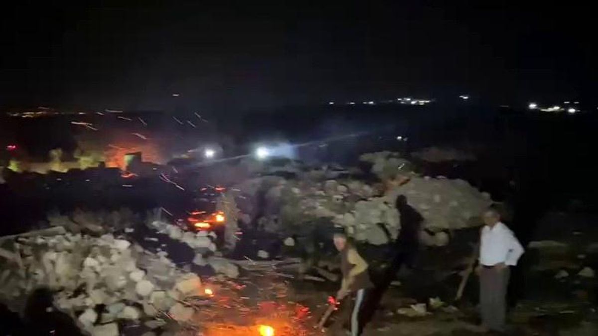 Adıyaman'da Otluk Alanda Çıkan Yangın Saman Balyalarına Sıçradı