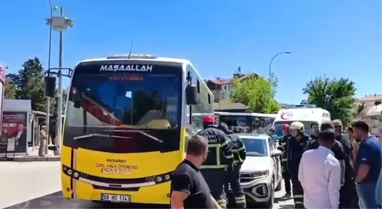 Aksaray'da Halk Otobüsüne Çarpan SUV Sürücüsü Yaralandı