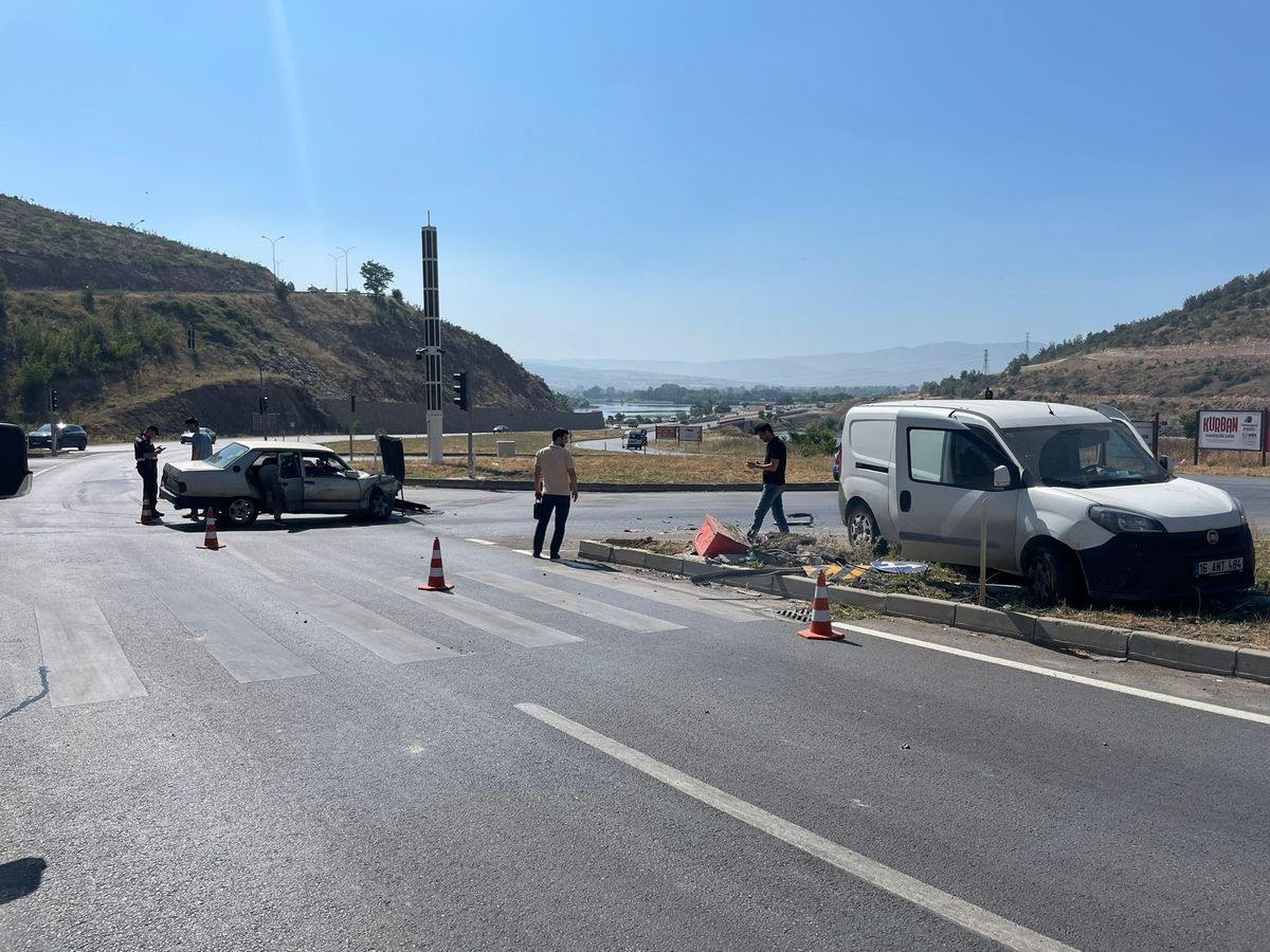 İnegöl'de Otomobil ve Hafif Ticari Araç Çarpıştı: 3 Yaralı