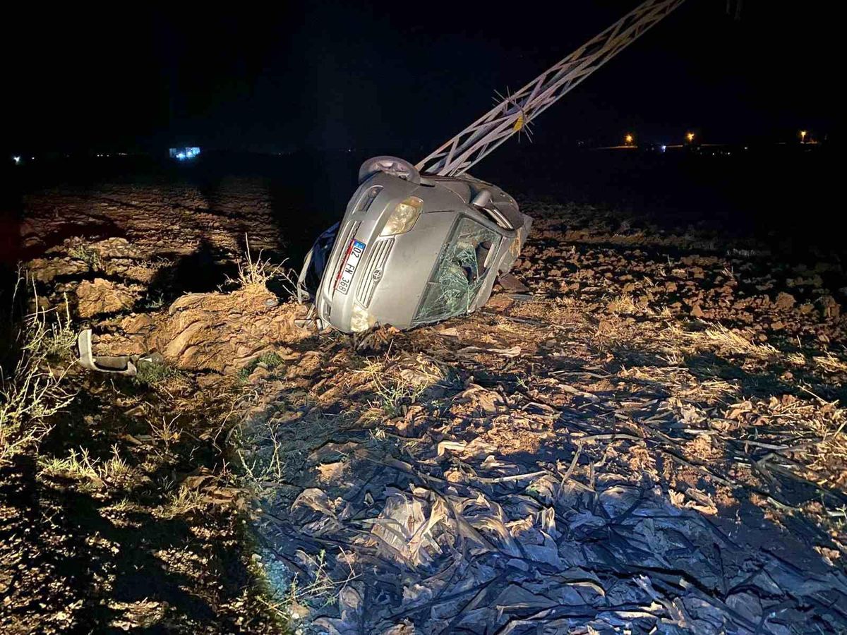 Adıyaman'da Direksiyon Hakimiyeti Kaybedildi, Otomobil Tarlaya Yuvarlandı