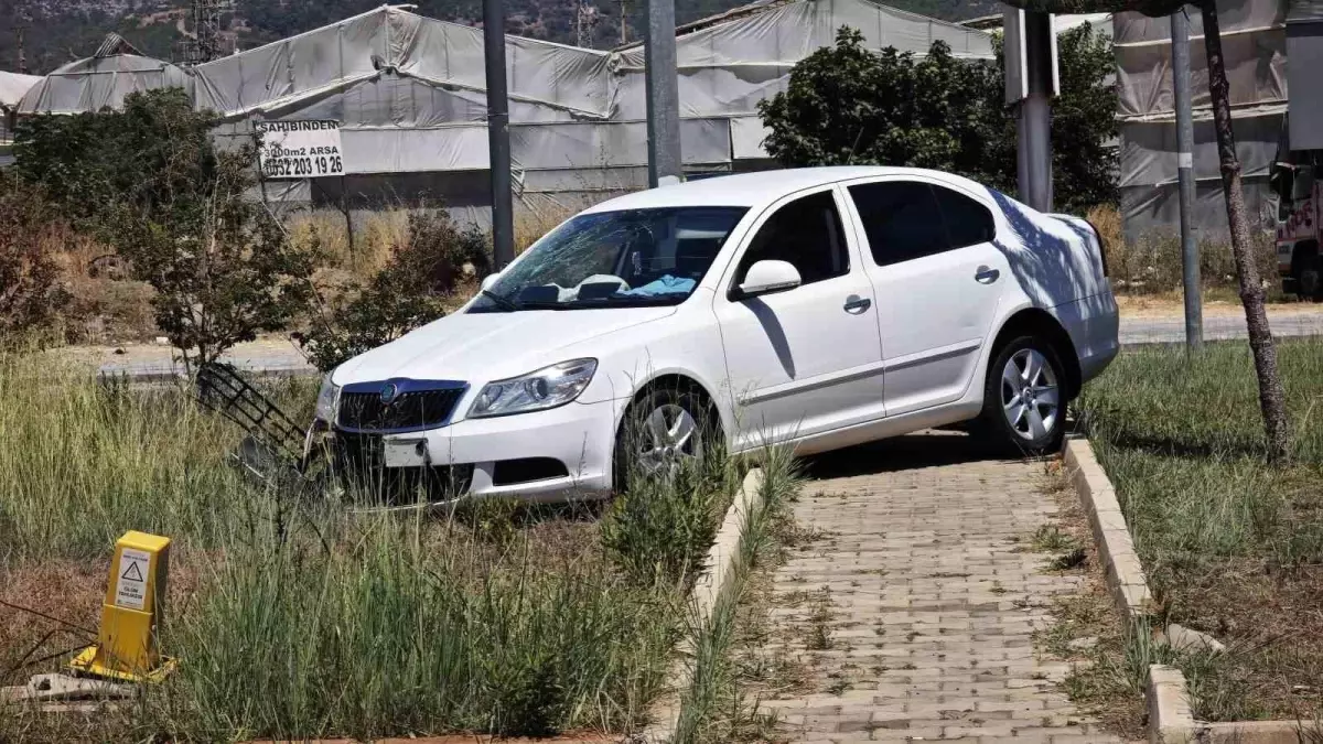 Antalya'da Trafik Kazası: 3 Kişi Yaralandı
