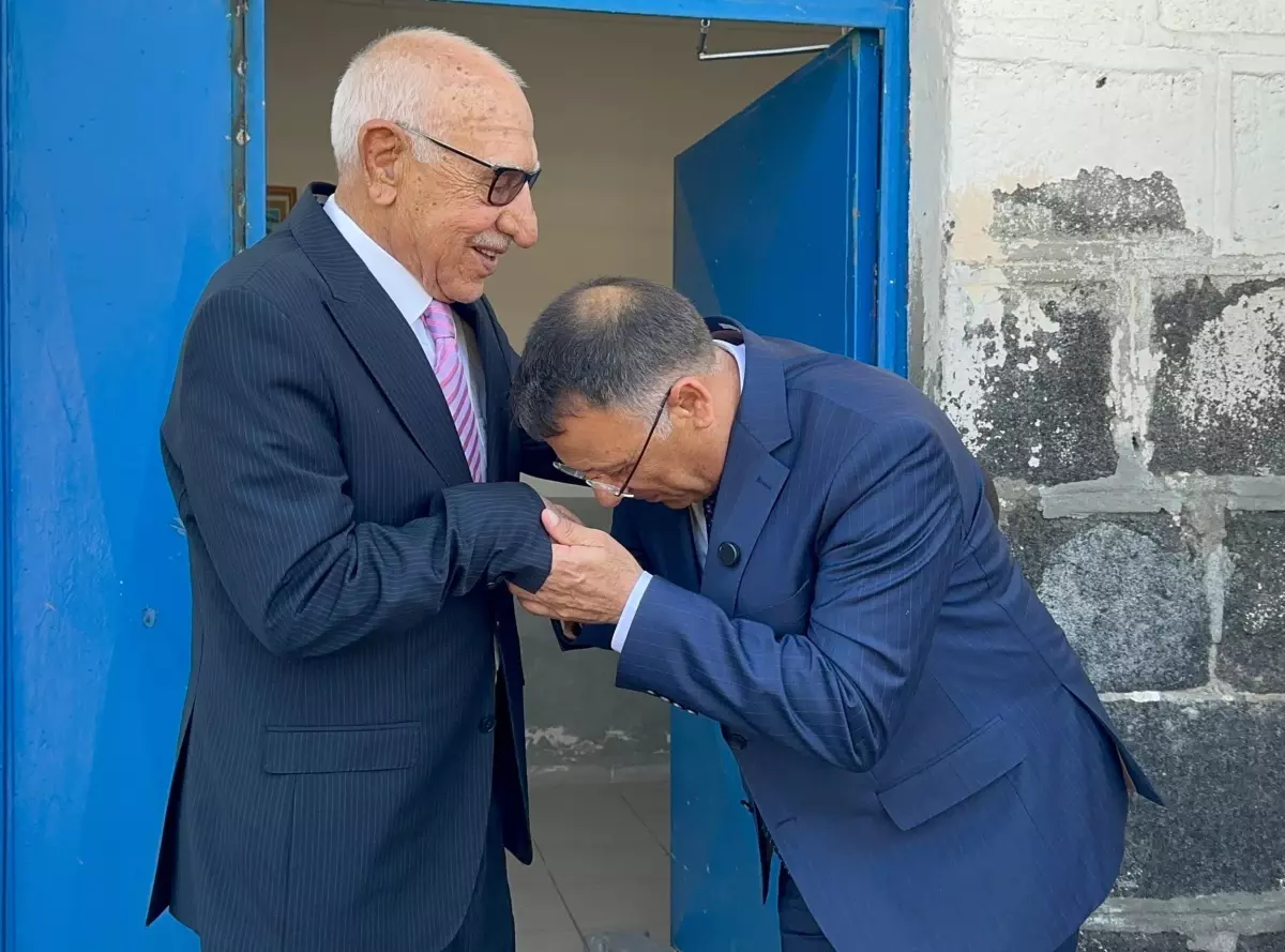 Rektör Ekrem Gürel, Öğretmeni İsmail Aras ile Duygusal Buluşma