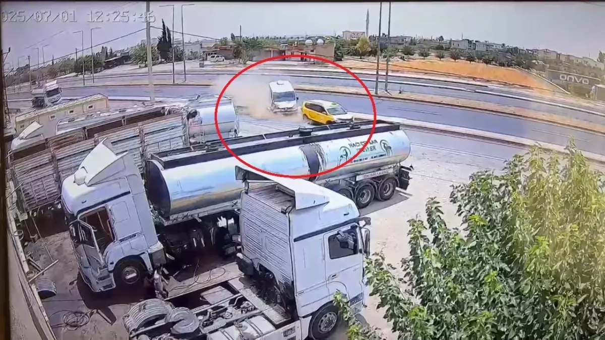 Silopi'de Taksi ile Minibüs Çarpıştı: 2 Çocuk Yaralandı