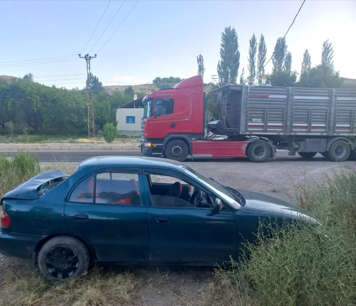 Sivas'ta Tır ve Otomobil Çarpıştı: 2 Yaralı