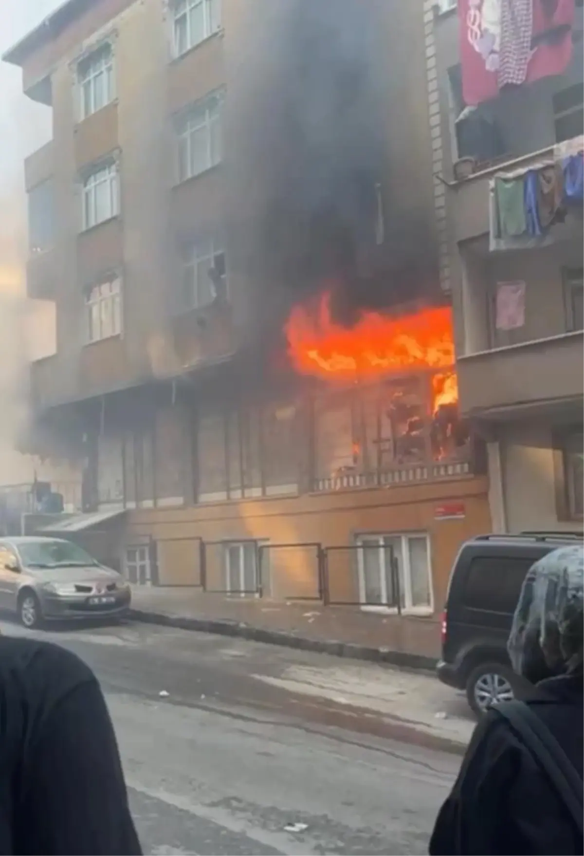 Sultangazi'de Kırtasiyede Yangın: 3 Daire Zarar Gördü
