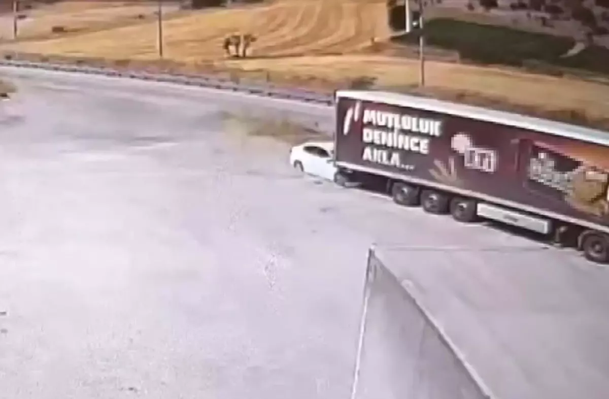 Manisa'da TIR'a Çarpan Otomobilde 4 Kişi Hayatını Kaybetti
