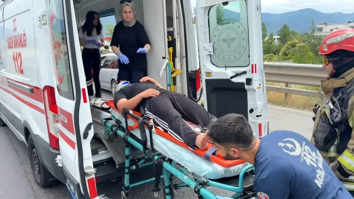 Kocaeli'de Tır-Kamyon Çarpışması: Sürücü Sıkıştı, Yaralı Hastaneye Kaldırıldı