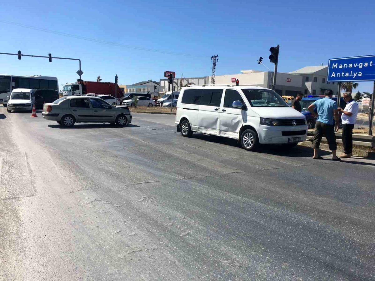 Manavgat'ta Tur Aracıyla Otomobil Çarpıştı: 2 Çocuk Yaralandı