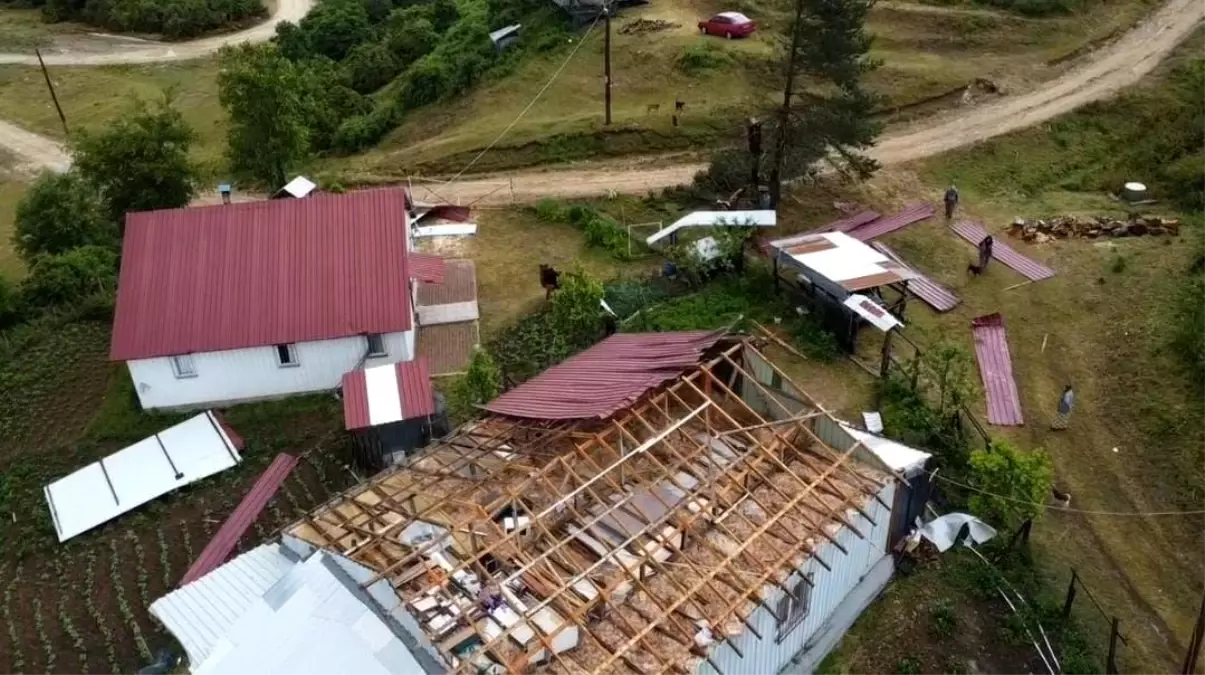 Akyazı Acelle Yaylası'nda Şiddetli Rüzgar Evlerin Çatısını Uçurdu