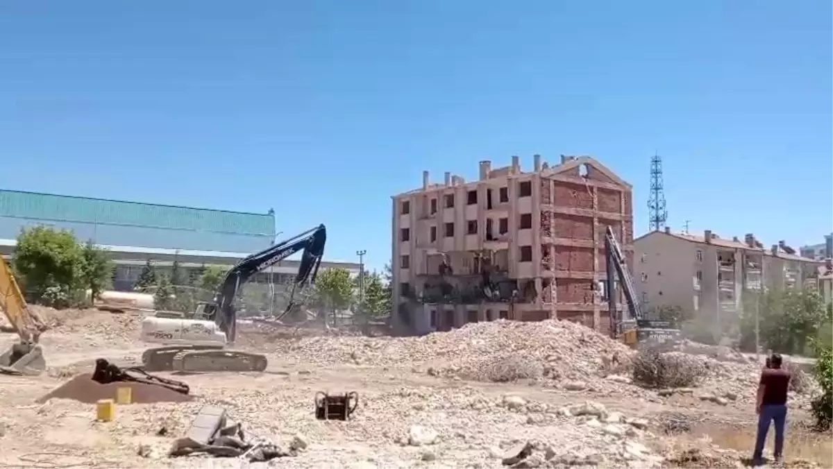 Elazığ'da Depremde Hasar Gören Bina Korna Sesi İle Yıkıldı